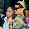 Rihanna pose avec une fan pour une photo souvenir en quittant un cabinet dentaire dans le quartier de SoHo. New York, le 14 août 2013.