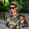Rihanna, ultra stylée à New York, donne une leçon mode sur le thème du motif camouflage. Le 14 août 2013.