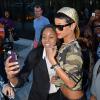 Rihanna et une fan à New York, le 14 aout 2013.