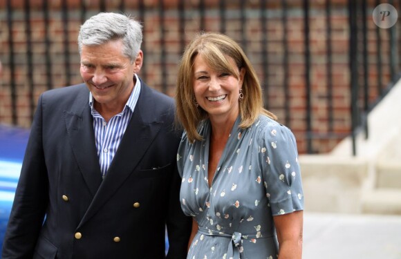 Carole Middleton, mamie comblée et très présente, et Michael Middleton lors de leur visite à l'hôpital St Mary le 23 juillet 2013, au lendemain de la naissance du prince George de Cambridge.
