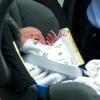 A moins d'un mois, le prince George de Cambridge (ici au lendemain de sa naissance, à la sortie de la maternité le 23 juillet 2013) a déjà fait son premier grand trajet en voiture : 350 kilomètres de Bucklebury à Anglesey pour rejoindre son papa, en août.