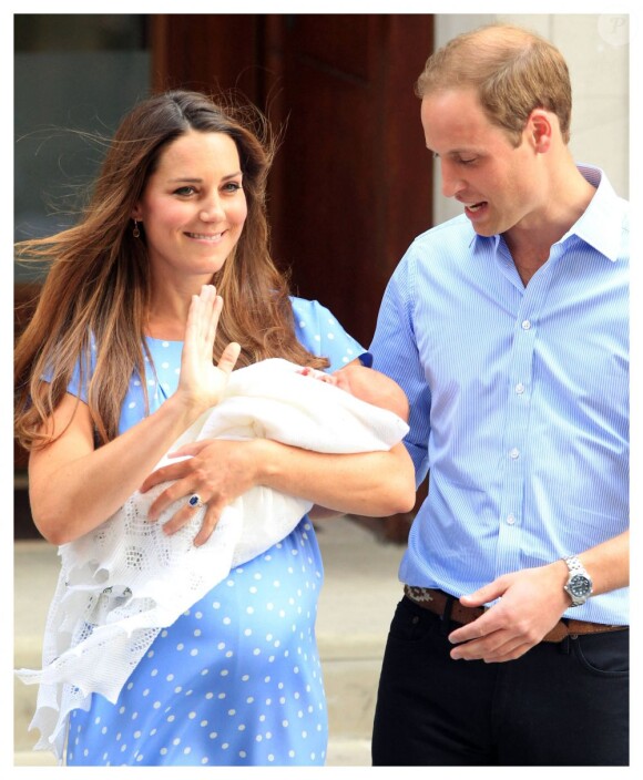 Le prince William et Kate Middleton aux anges à la sortie de la maternité avec leur fils le prince de Cambridge le 23 juillet 2013