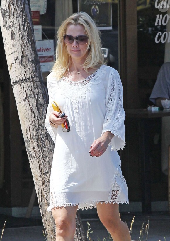 Exclusif - Jennie Garth sans maquillage dans les rues de Los Angeles, le 15 août 2013