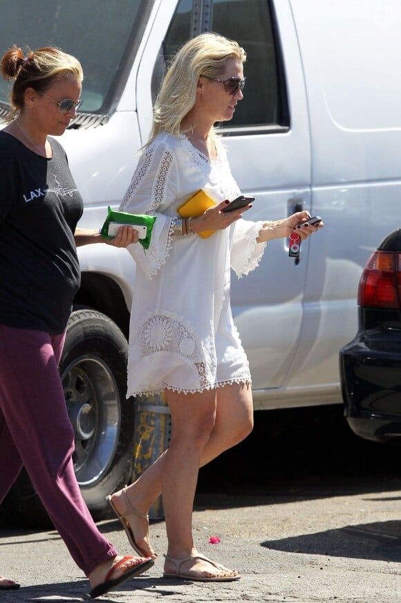 Exclusif - Jennie Garth sans maquillage et à peine réveillée dans les rues de Los Angeles, le 15 août 2013