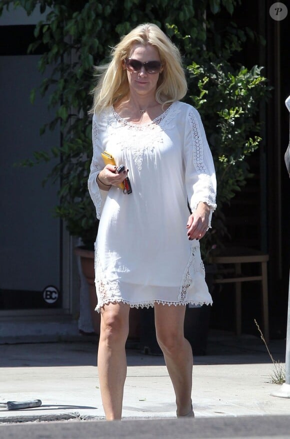 Exclusif - Jennie Garth, 41 ans, sans maquillage dans les rues de Los Angeles, le 15 août 2013