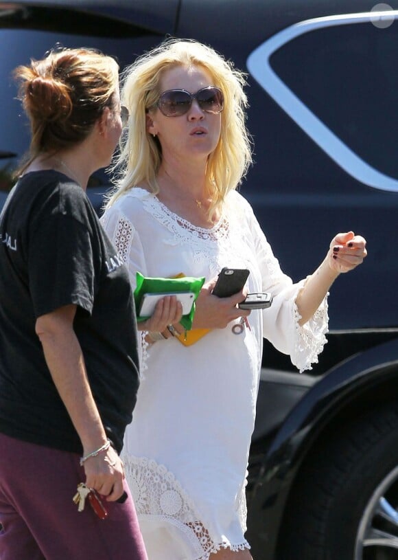 Exclusif - Jennie Garth se dévoile sans maquillage dans les rues de Los Angeles, le 15 août 2013