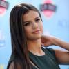 Selena Gomez prend la pose sur le tapis rouge de la cérémonie des Teen Choice Awards, à Los Angeles, le 11 août 2013.