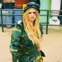 Avril Lavigne: Tête brûlée avec Billy Zane dans le clip déjanté de 'Rock N Roll'