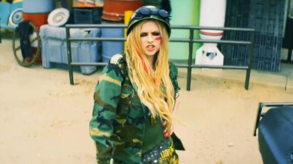Avril Lavigne: Tête brûlée avec Billy Zane dans le clip déjanté de 'Rock N Roll'