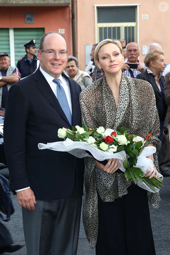 Albert II de Monaco et son épouse Charlene se sont rendus à Paroldo en Italie, le 18 août 2013. Le souverain a été fait Citoyen d'honneur de la ville avant d'aller assister avec la princesse à un concert dans l'église du village.