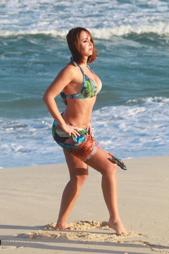L'actrice Gabriela Spanic, surprise en plein shooting sur une plage à Rio de Janeiro, le 20 août 2013.