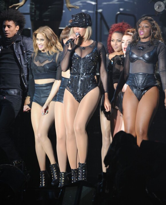 Beyoncé et ses danseurs en concert à Chelmsford, pour le V Festival. Le 17 août 2013.