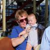 Elton John et son mari David Furnish s'amusent sur un manège avec leurs deux fils Elijah et Zachary, pendant leurs vacances en famille à Saint-Tropez. Le 22 août 2013.