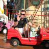 Elton John et son mari David Furnish s'amusent sur un manège avec leurs deux fils Elijah et Zachary, pendant leurs vacances en famille à Saint-Tropez. Le 22 août 2013.