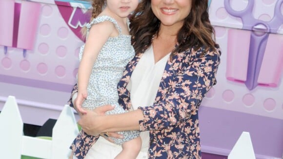 Tiffani Thiessen s'amuse avec sa fille Harper et une petite fille médecin