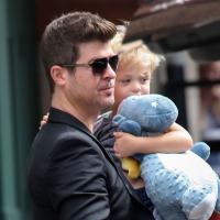 Robin Thicke : Papa cool, son petit Julian le suit aux MTV VMA 2013