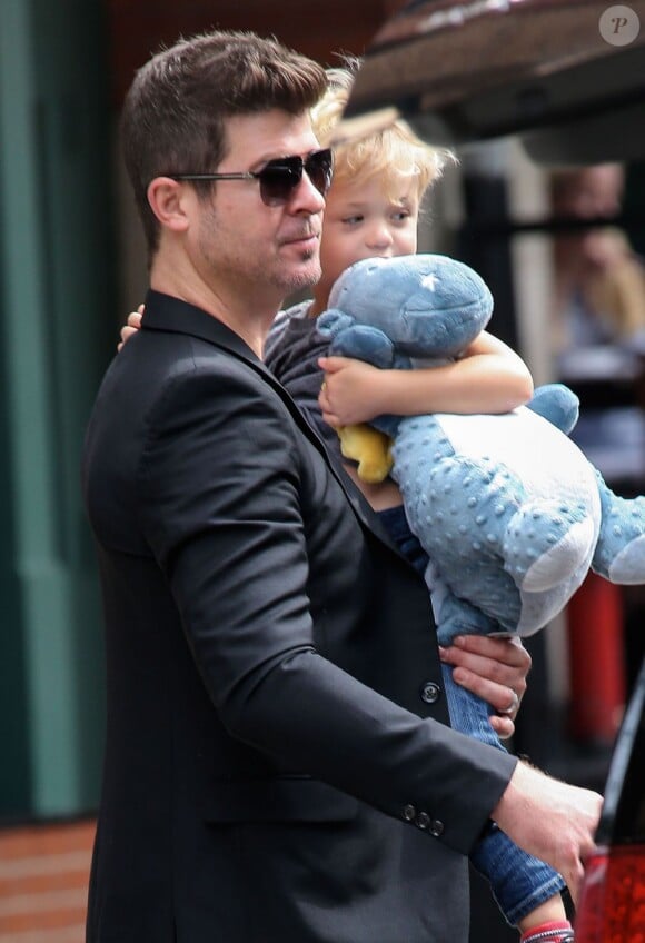 Robin Thicke et son fils Julian à la sortie d'un hôtel de New York, le 23 août 2013.