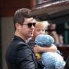 Robin Thicke et son adorable fils Julian à la sortie d'un hôtel de New York, le 23 août 2013.