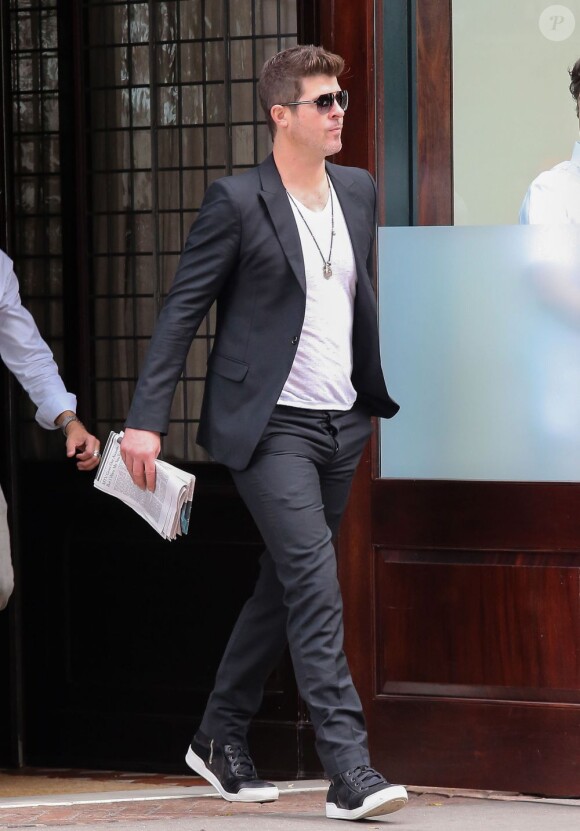 Robin Thicke sort de son hôtel à New York, le 23 août 2013.
