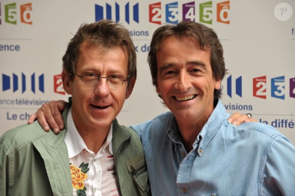 Jamy Gourmand et Frédéric Courant, coanimateurs de C'est Pas Sorcier, photographiés à Paris lors de la conférence de presse annuelle du groupe France Télévisions. Le 28 août 2008.