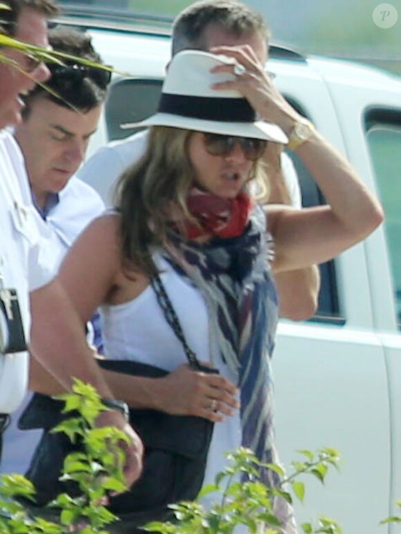 Jennifer Aniston et Justin Theroux se rendent à l’aéroport de Cabo au Mexique, le 25 aout 2013.