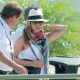 Jennifer Aniston avec son petit ami Justin Theroux à l'aéroport de Cabo au Mexique, le 25 août 2013.
