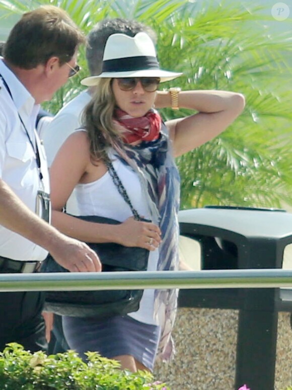 Jennifer Aniston avec son petit ami Justin Theroux à l'aéroport de Cabo au Mexique, le 25 août 2013.