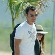 Jennifer Aniston et Justin Theroux se rendent à l'aéroport de Cabo au Mexique, le 25 août 2013.