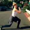 Ireland Baldwin se la joue prof de fitness dans une vidéo postée par ses soins sur son compte Instagram, le 26 août 2013.
