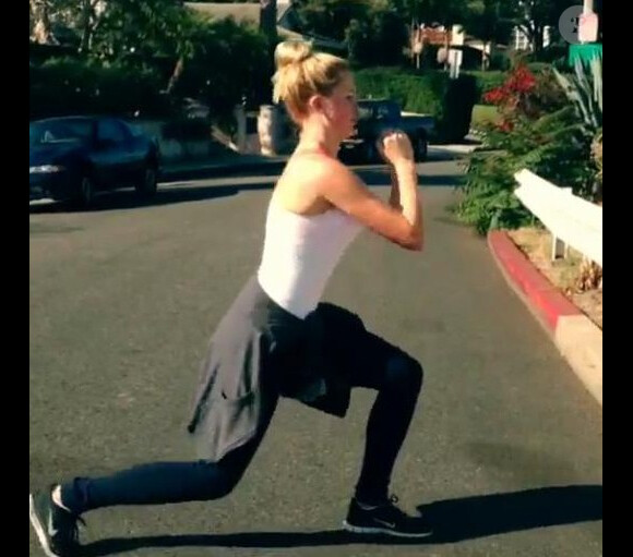 Ireland Baldwin se la joue prof de fitness dans une vidéo postée par ses soins sur son compte Instagram, le 26 août 2013.