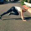 Ireland Baldwin en mode prof de fitness dans une vidéo postée par ses soins sur son compte Instagram, le 26 août 2013.