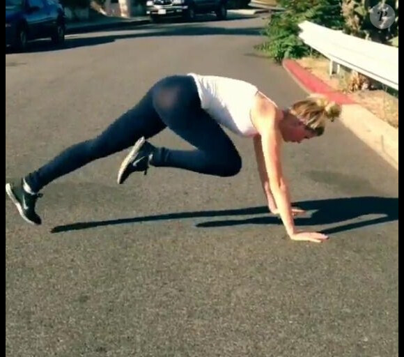 Ireland Baldwin en mode prof de fitness dans une vidéo postée par ses soins sur son compte Instagram, le 26 août 2013.