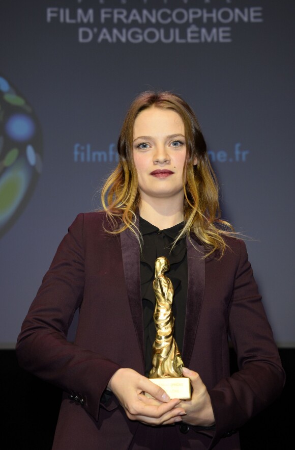 Sara Forestier Valois de la meilleure actrice pour Suzanne lors de la cérémonie de clôture de la 6e édition du Festival du Film Francophone d'Angoulême, le 27 août 2013.