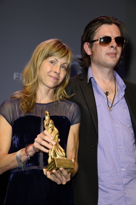 Louise Archambault Valois Magelis (prix des étudiants) et Benjamin Biolay lors de la cérémonie de clôture de la 6e édition du Festival du Film Francophone d'Angoulême, le 27 août 2013.