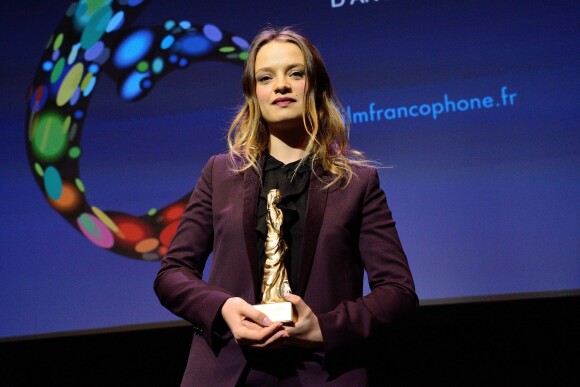 Sara Forestie récompensée lors de la cérémonie de clôture de la 6e édition du Festival du Film Francophone d'Angoulême, le 27 août 2013.