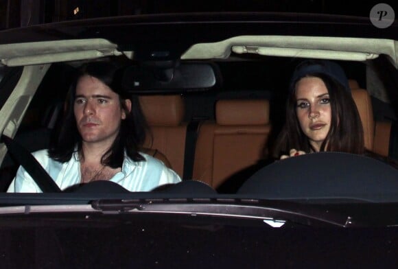 Lana Del Rey à la sortie du club Troubadour à West Hollywood, avec son petit ami Barrie James O'Neill, le 26 août 2013.