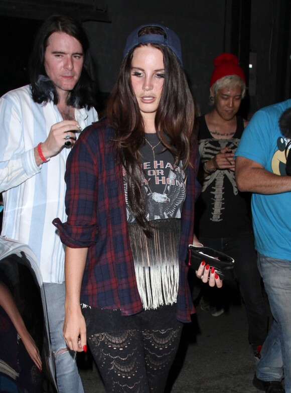 Lana Del Rey et son petit ami Barrie James O'Neill à la sortie du club Troubadour à West Hollywood, le 26 août 2013.