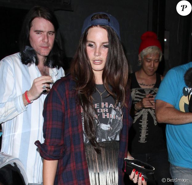 Lana Del Rey et son petit ami Barrie James O'Neill à la sortie du club Troubadour à West Hollywood, le 26 août 2013.
