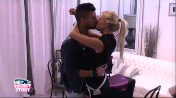 Le baiser de Stéphanie et Vincent dans la quotidienne de Secret Story 7 sur TF1 le mercredi 28 août 2013
