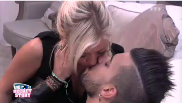 Stéphanie et Vincent s'embrassent dans la quotidienne de Secret Story 7 sur TF1 le mercredi 28 août 2013