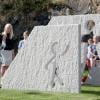La princesse Mette-Marit de Norvège découvrant l'oeuvre 'A travers les murs' le 28 août 2013 dans le parc de la citadelle d'Akershus, à Oslo, lors de l'inauguration de sculptures réalisées par des écoliers, exposées pour trois ans.