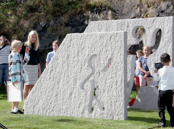 La princesse Mette-Marit de Norvège découvrant l'oeuvre 'A travers les murs' le 28 août 2013 dans le parc de la citadelle d'Akershus, à Oslo, lors de l'inauguration de sculptures réalisées par des écoliers, exposées pour trois ans.
