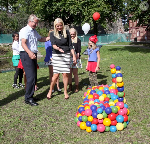 La princesse Mette-Marit de Norvège inaugurait le 28 août 2013 dans le parc de la citadelle d'Akershus, à Oslo, des sculptures réalisées par des écoliers, exposées pour trois ans.