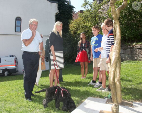 La princesse Mette-Marit de Norvège, qui avait pris avec elle l'un des chiots de Milly Kakao, inaugurait le 28 août 2013 dans le parc de la citadelle d'Akershus, à Oslo, des sculptures réalisées par des écoliers, exposées pour trois ans.