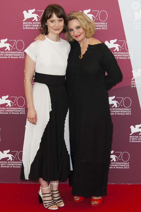 Mia Wasikowska et Robyn Davidson au photocall de Tracks à la 70e Mostra de Venise, le 29 août 2013.