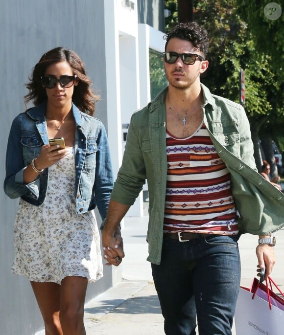 Exclusif - Kevin Jonas fait du shopping avec sa femme Danielle Deleasa, à Beverly Hills, le 12 août 2013.