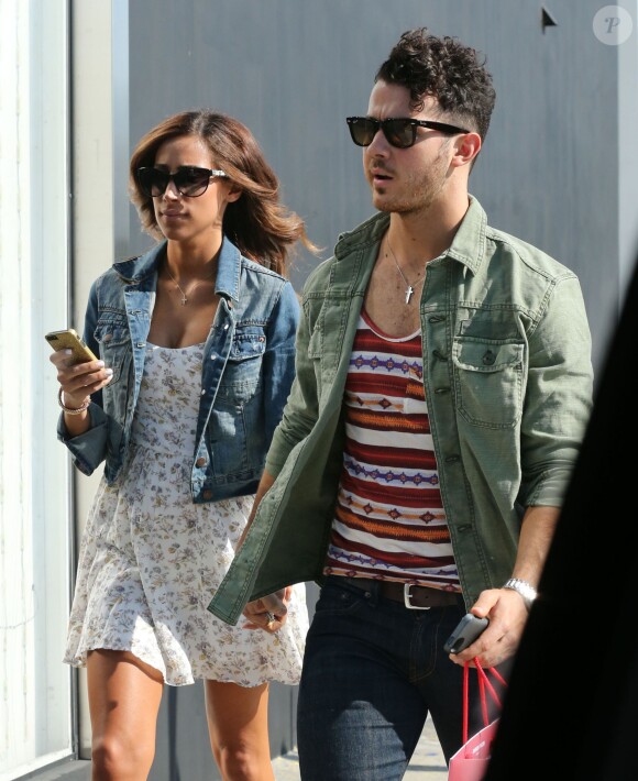 Exclusif - Kevin Jonas fait du shopping avec sa femme Danielle Deleasa, à Beverly Hills, le 12 août 2013.
