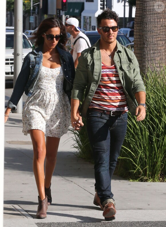 Exclusif - Kevin Jonas fait du shopping avec sa femme Danielle Deleasa, à Beverly Hills, le 12 août 2013.
