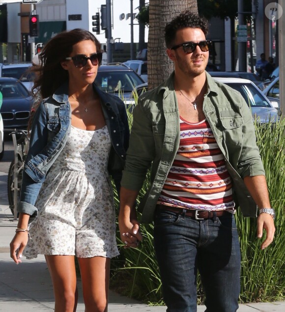 Exclusif - Kevin Jonas fait du shopping avec sa femme Danielle Deleasa, à Beverly Hills, le 12 août 2013.