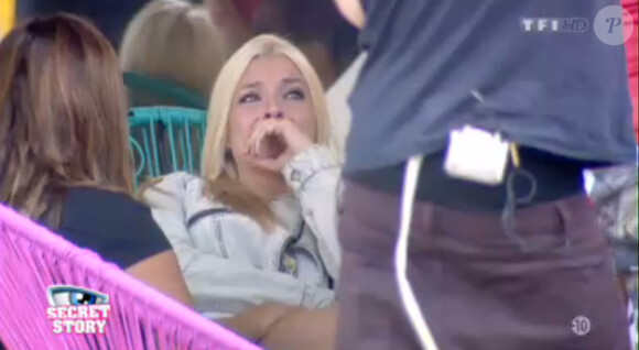Alexia pleure dans la quotidienne de Secret Story 7 sur TF1 le jeudi 29 août 2013